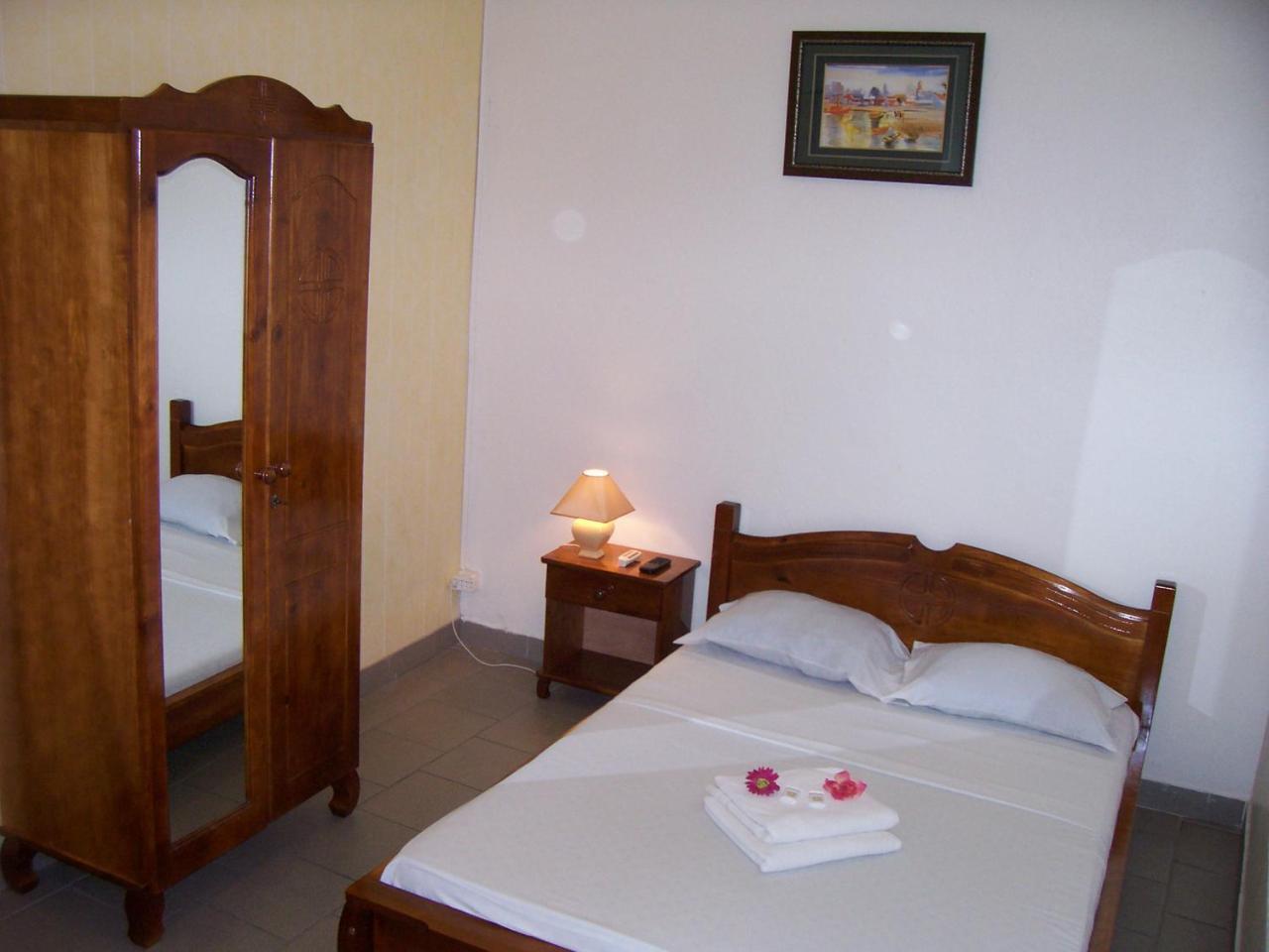Hotel Le Nathania Saint Pierre Esterno foto